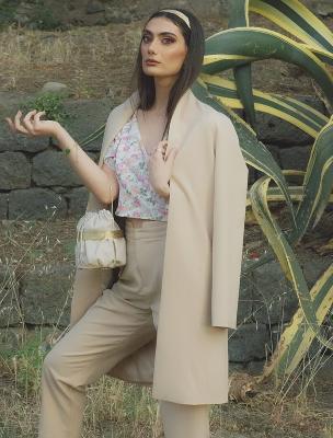 Completo da donna Koralline con top Guess floreale